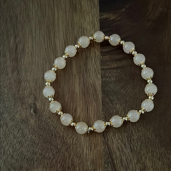 Jewelry - Elegant Gold and Cream Beaded Bracelet Jewelry